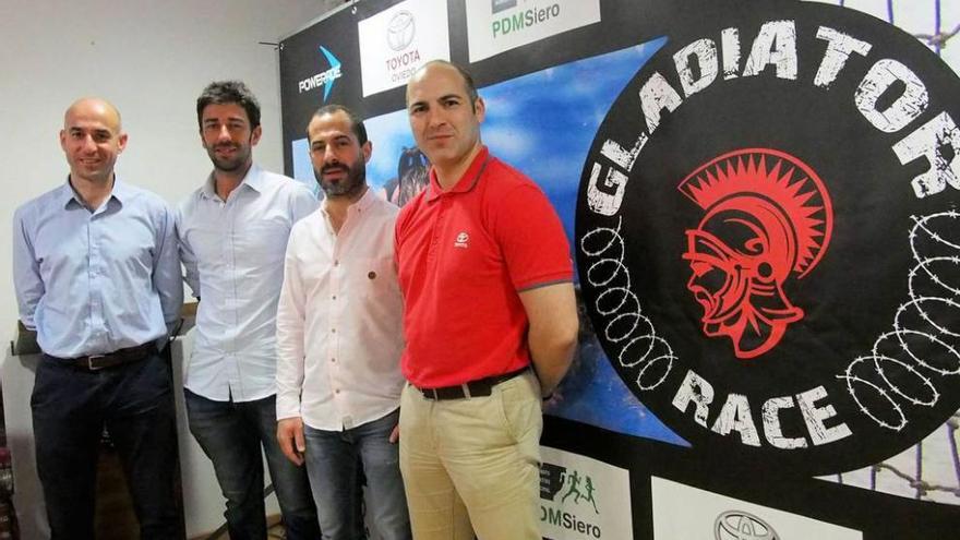 Por la izquierda, Virginio Ramírez (PDM), Serafín Martínez (&quot;Gladiator Race&quot;), Ángel García (alcalde de Siero) y Bernabé Martín (Toyota Oviedo), ayer, en la presentación de la prueba en Pola de Siero.