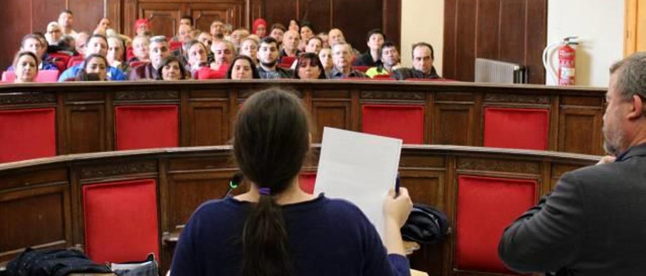 Trabajadores asistentes a la asamblea de ayer con la edil Roser Maestro y el alcalde.