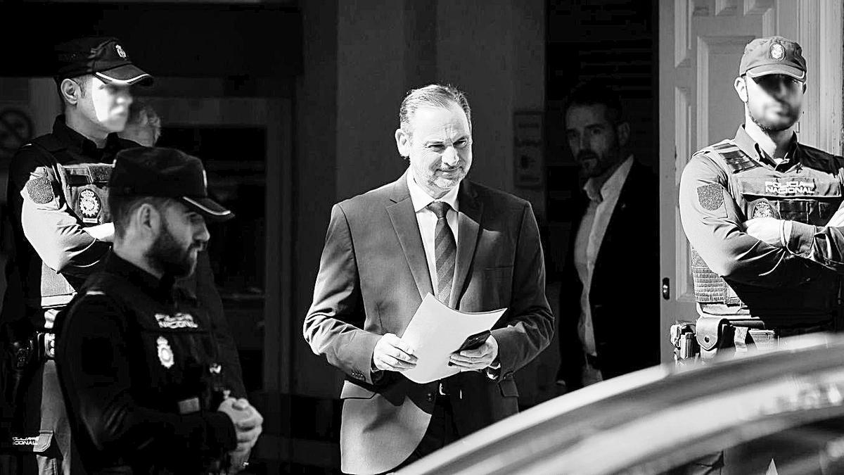 El exministro de Transportes José Luis Ábalos a su salida del Tribunal Supremo