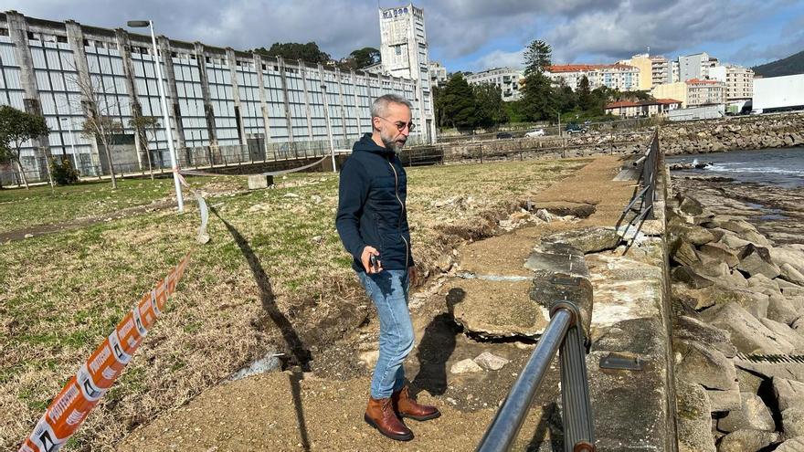 El edil de Urbanismo e Medio Ambiente, Antón Iglesias, observando ayer los desperfectos.  // Santos Álvarez