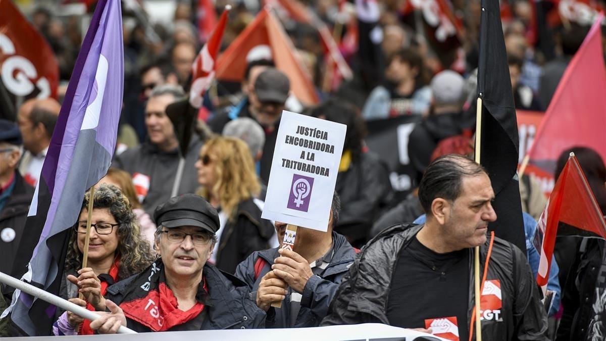 Miembros de la CGT ascienden por la calle Gran de Gràcia durante la manifestación del 1 de Mayo.