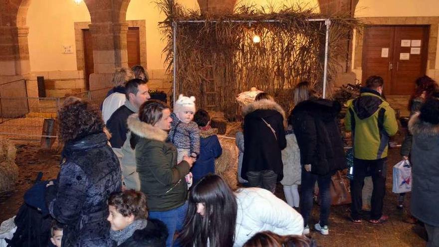 Numerosas personas se acercaron en la tarde de ayer hasta la Plaza Mayor, en la inauguración del belén viviente.