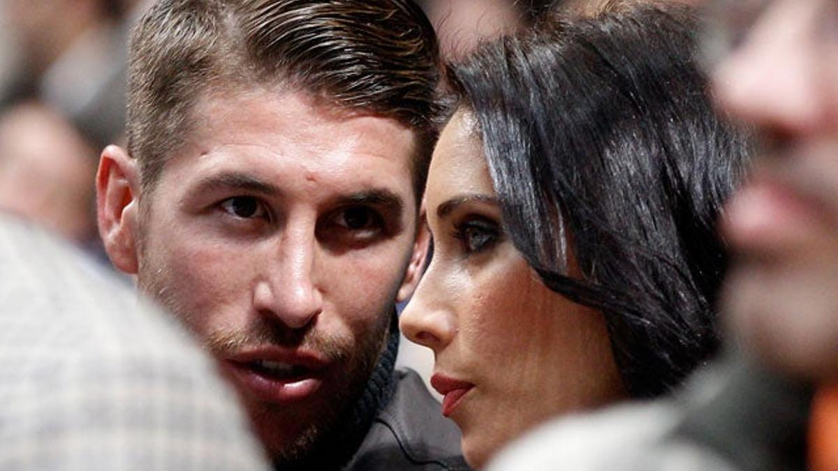 Pilar Rubio y Sergio Ramos, confidencias en el básket. La pareja acudió a ver el último partido del Real Madrid de baloncesto en el Palacio de los Deportes de la Comunidad de Madrid.