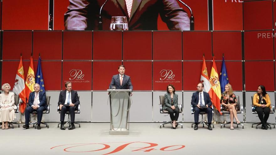 El presidente de la Junta, Alfonso Fernández Mañueco, durante su intervención en el acto de entrega de los Premios Castilla y León 2023