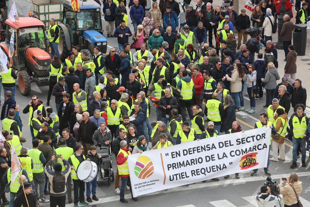 Concentración de agricultores frente a la estación del Norte.