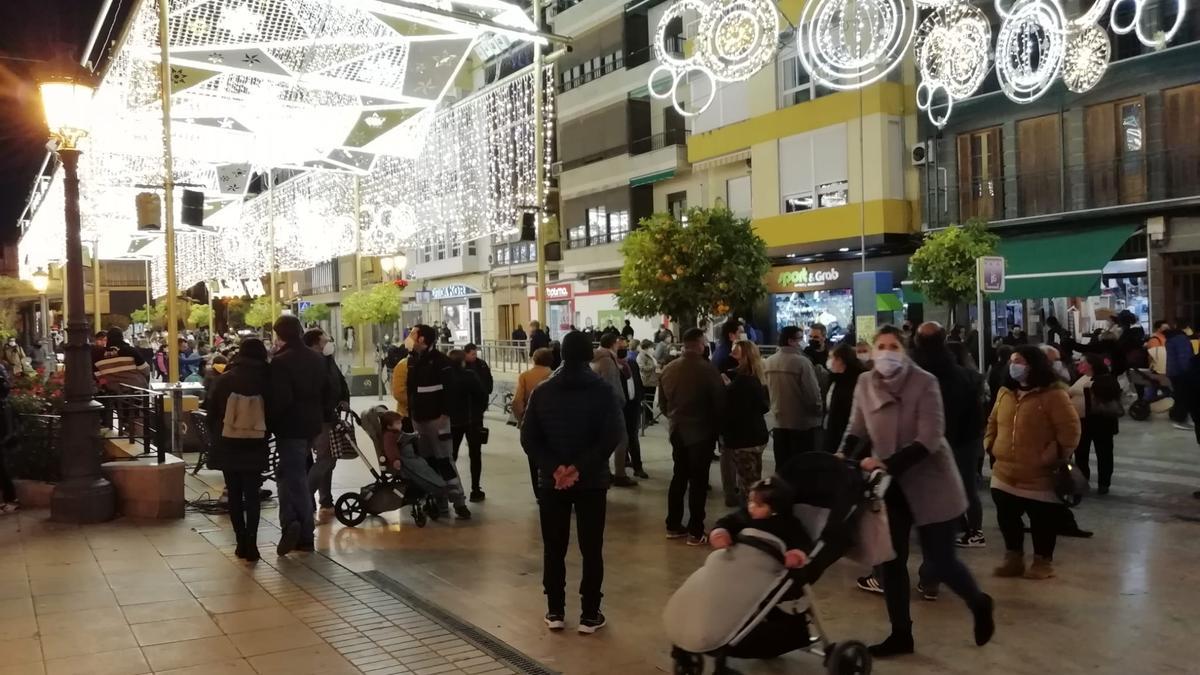 Animación en las calles de Puente Genil tras el encendido del alumbrado navideño.