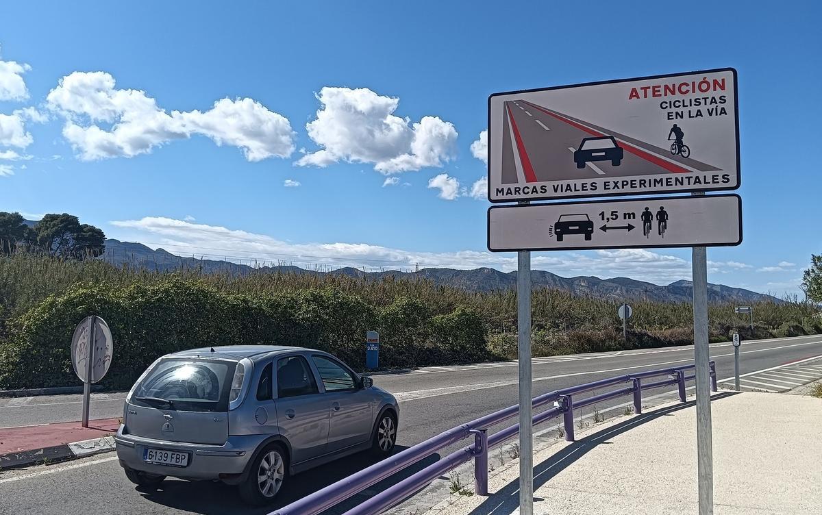 Cartel y marcas viales en la carretera CV-605 en Gandia.