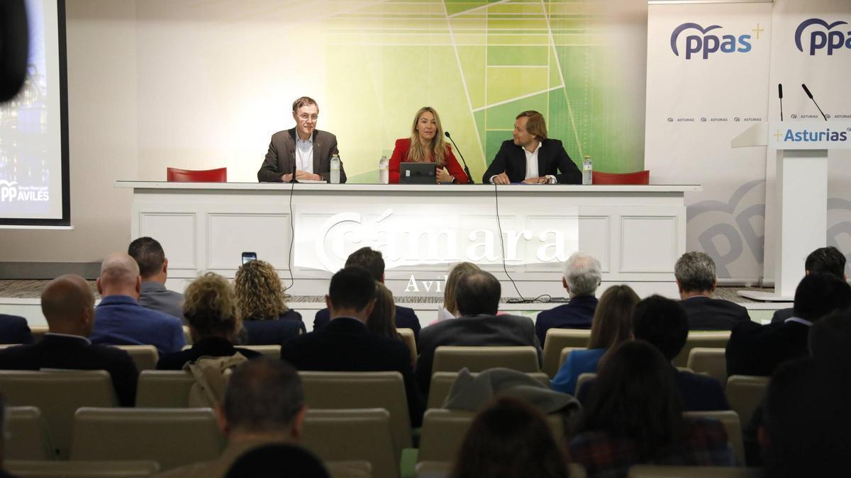Philippe Meyran, Susana Solís y José Olay, ayer, en la Cámara de Comercio