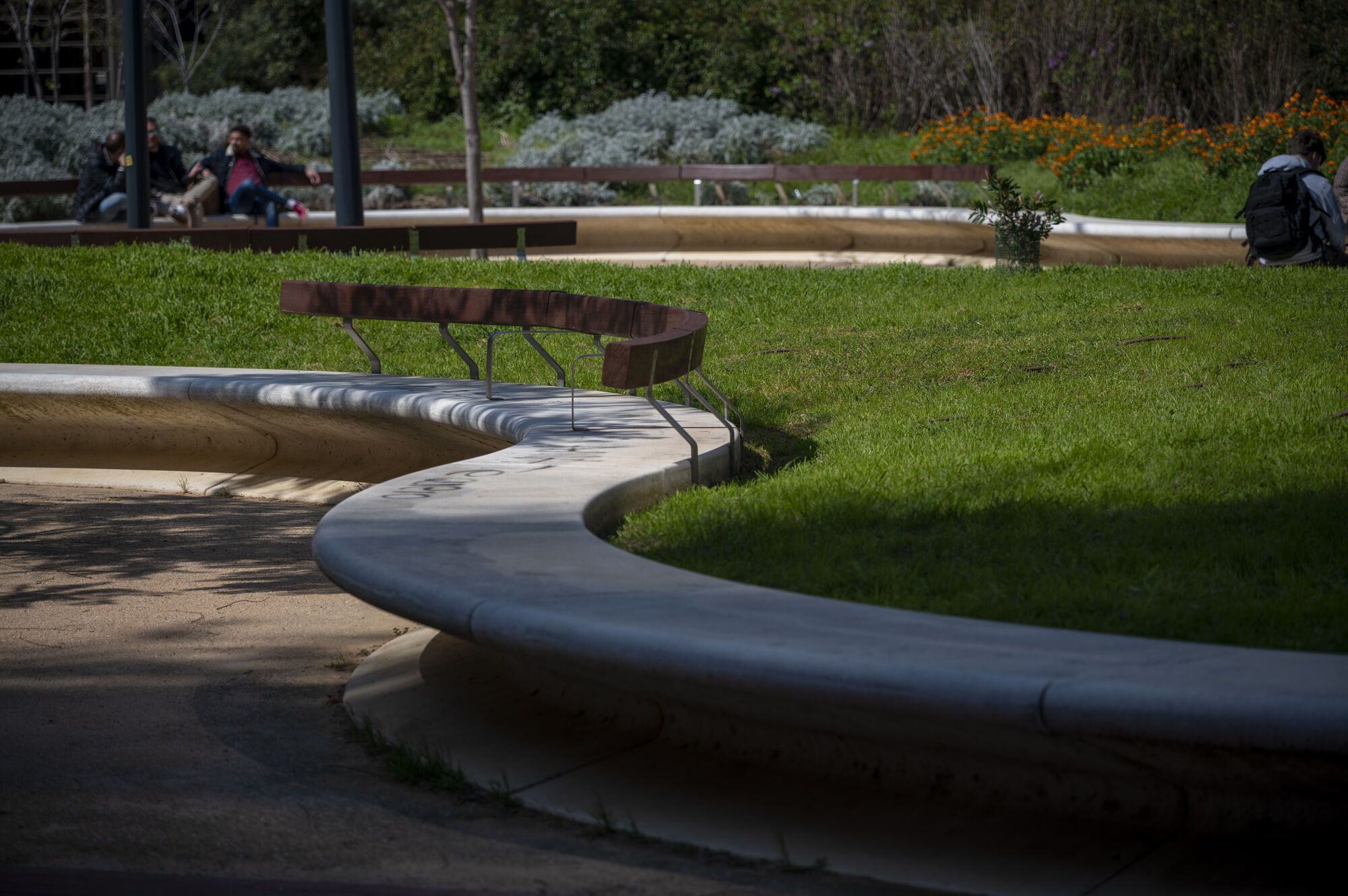 Barcelona diversifica el mobiliario en sus calles: bancos, sillas, tumbonas y mucho más