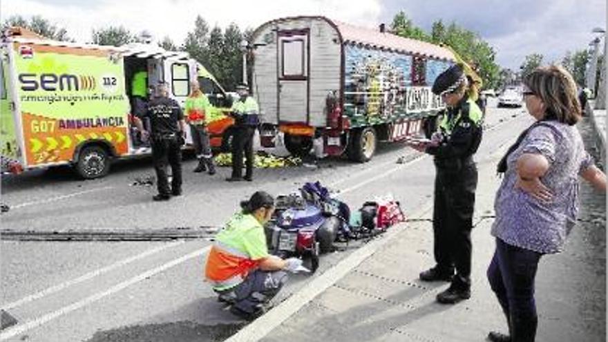 Un motorista mor en xocar amb un remolc de circ aturat al pont de Fontajau