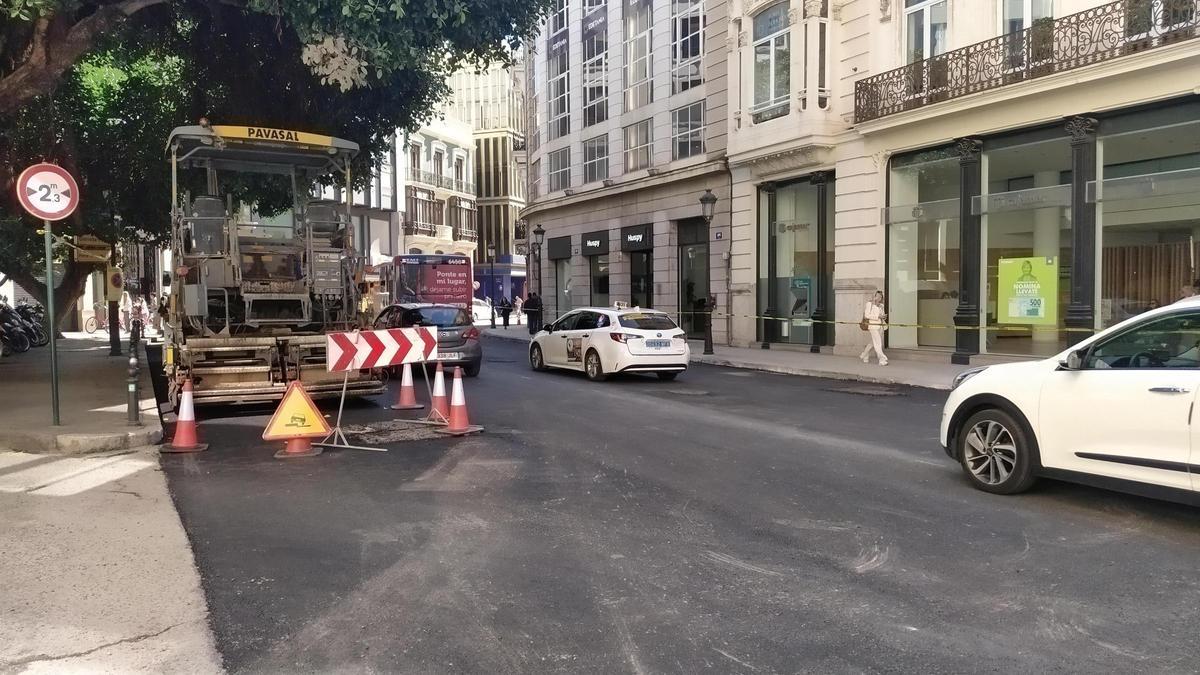 Trabajos de fresado y reasfaltado en la calzada.