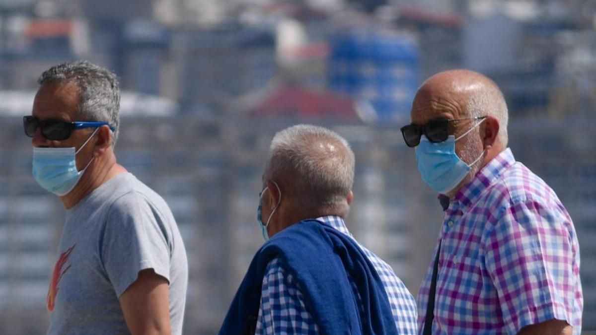 Paseo con mascarillas por la zona del Orzán. |   // CARLOS PARDELLAS