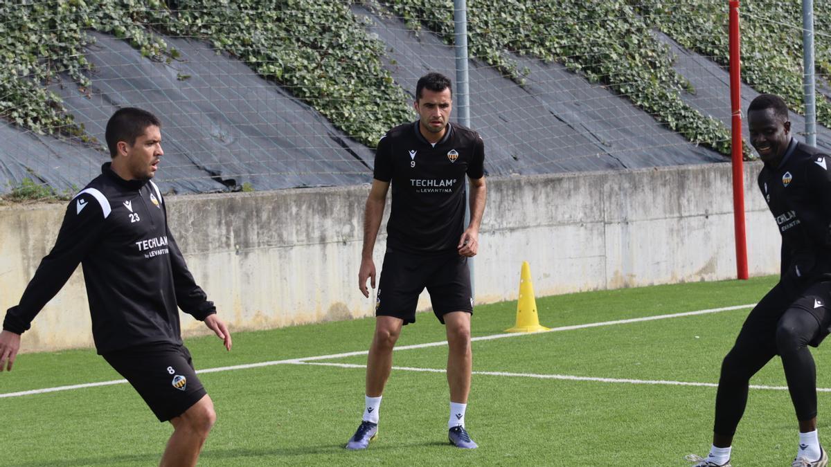 El capitán del Castellón, entre Carles Salvador y Sarr, durante un ejercicio en la sesión del lunes en Lezama.