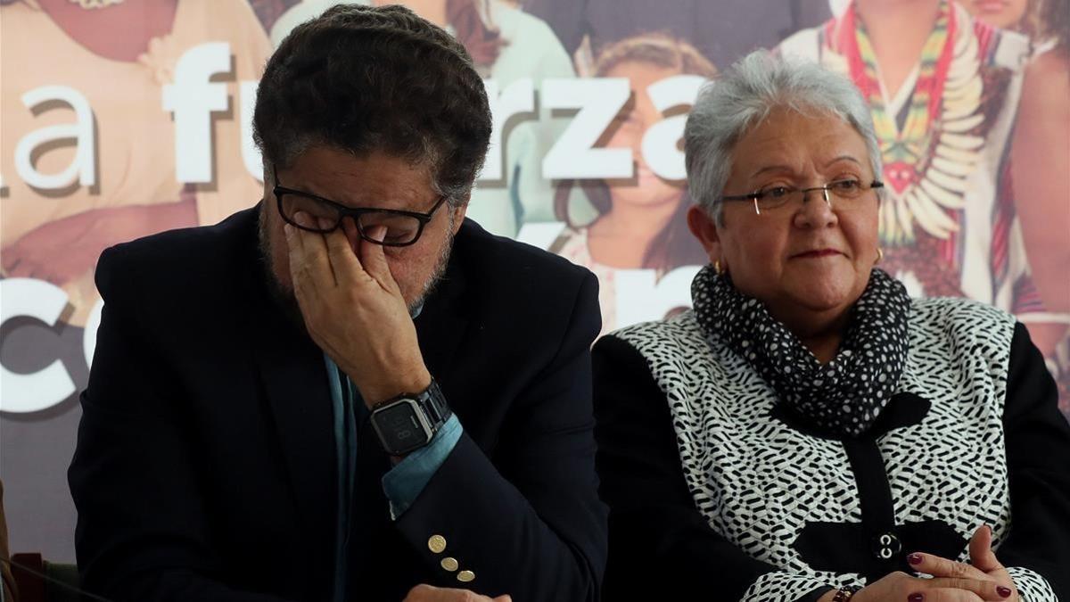 Los dirigentes de la FARC Iván Márquez e Imelda Daza anuncian en Bogotá la retirada de la candidatura de Rodrigo Londoño, 'Timochenko', a la presidencia de Colombia