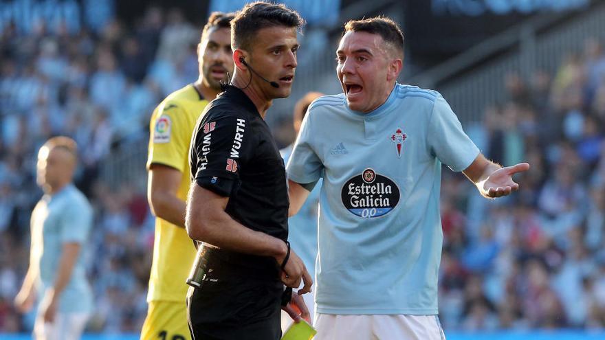 Aspas protesta al árbitro, en un partido del año pasado // Marta G. Brea