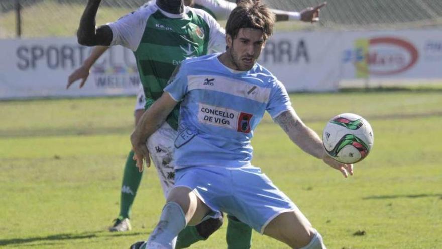 Ortiz protege un balón ante el acoso de un rival en un lance del partido de ayer. // José M. Rubio