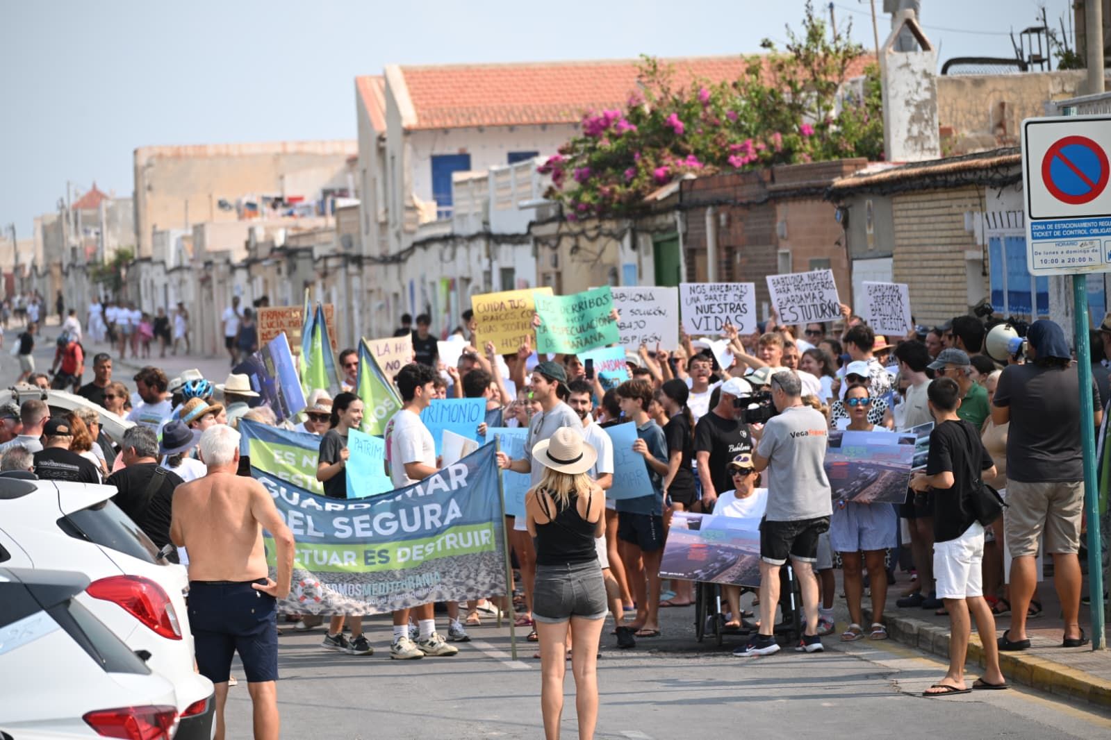 Protesta contra el derribo de las casas de la playa de Babilonia en Guardamar del Segura
