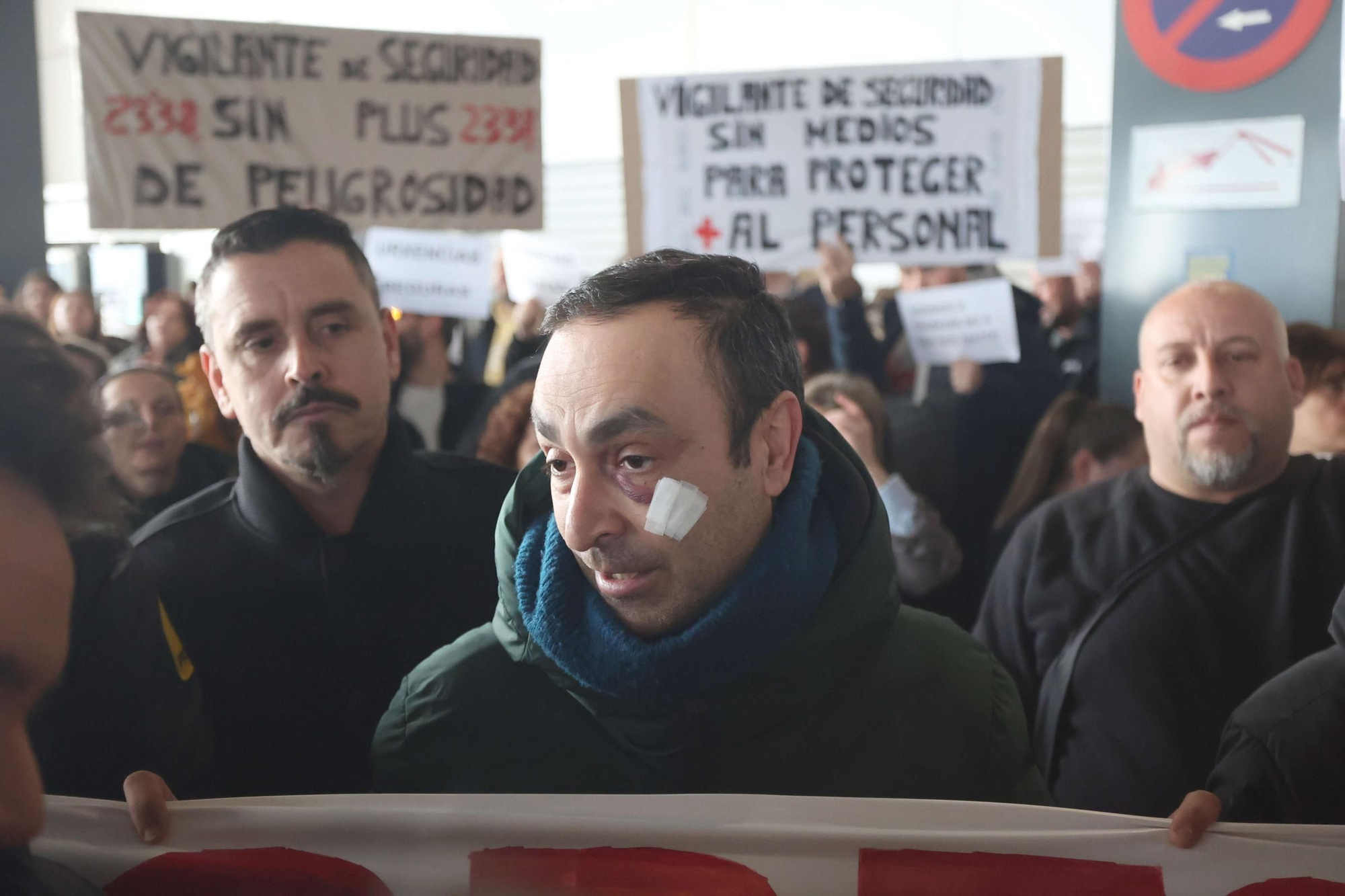 Protesta en el Chuac tras agredir un paciente con arma blanca a un enfermero y un vigilante