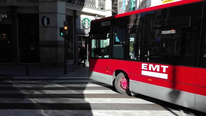 El autobús de la EMT que ha atropellado a la mujer.