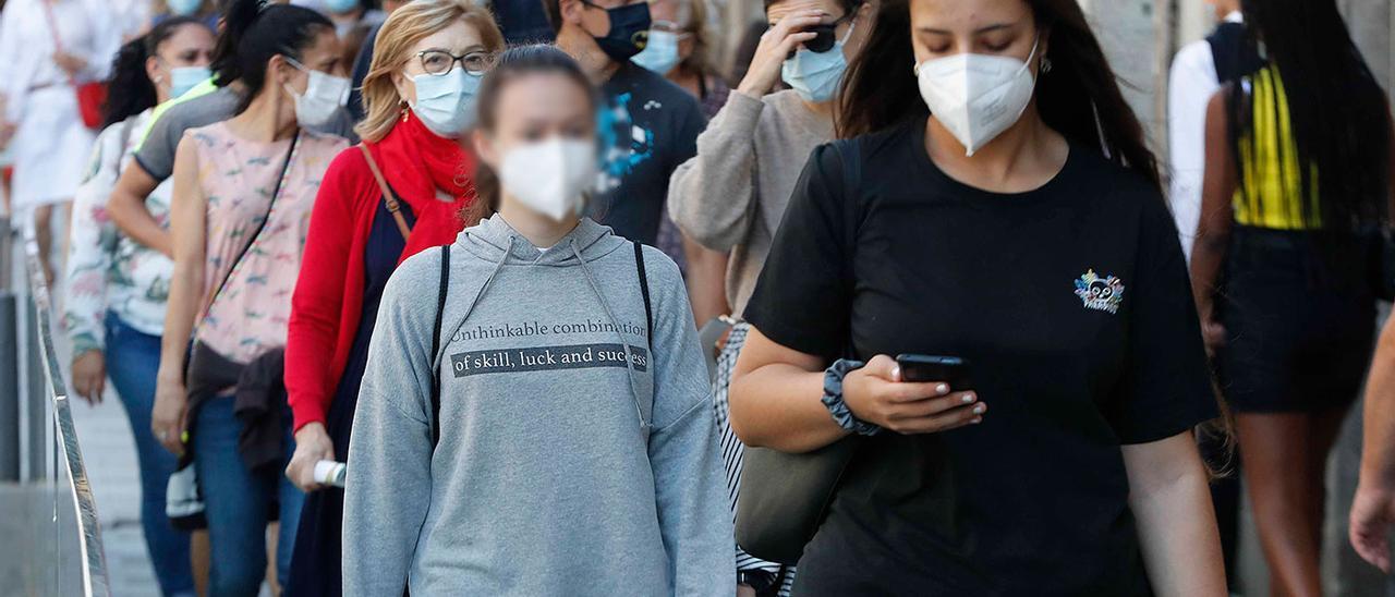 Gente paseanado por la calle Príncipe tras la imposición de nuevo de la mascarilla en exteriores