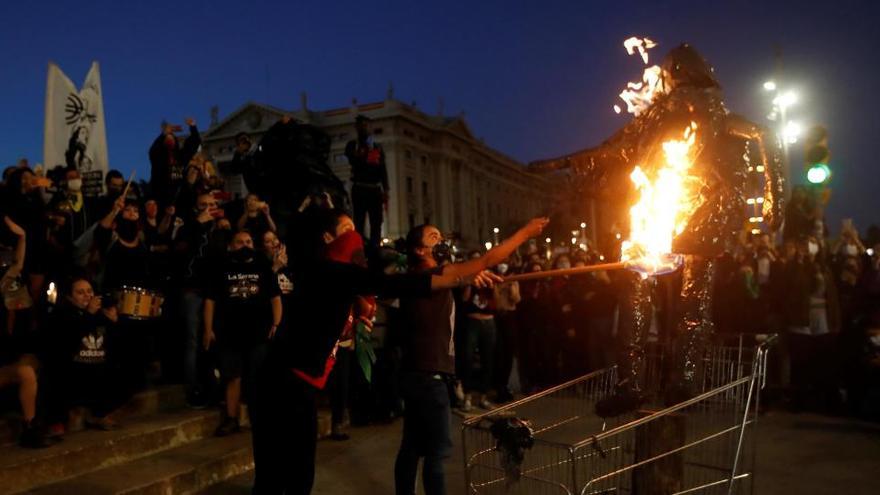 Manifestants cremen una rèplica de Colom davant l&#039;estàtua a Barcelona