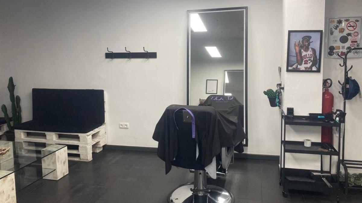 Zona de espera y de recibimiento de Clocks y uno de los sillones de barbero