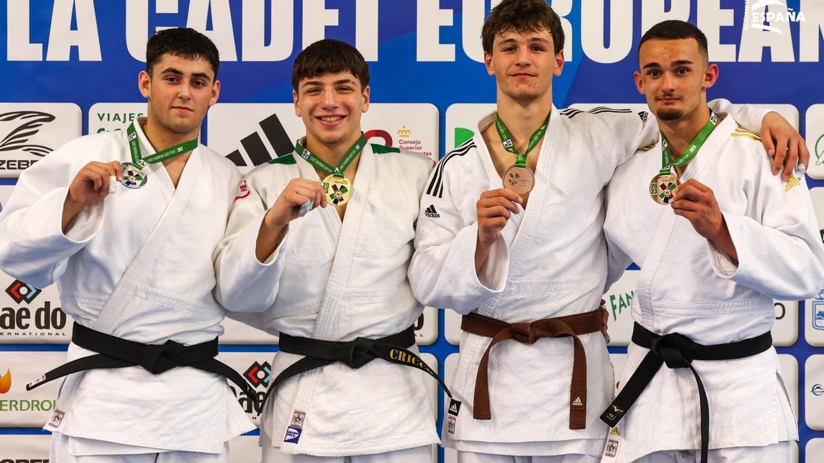 Guillem Lozano, a l'esquerra de tot, amb la medalla de plata