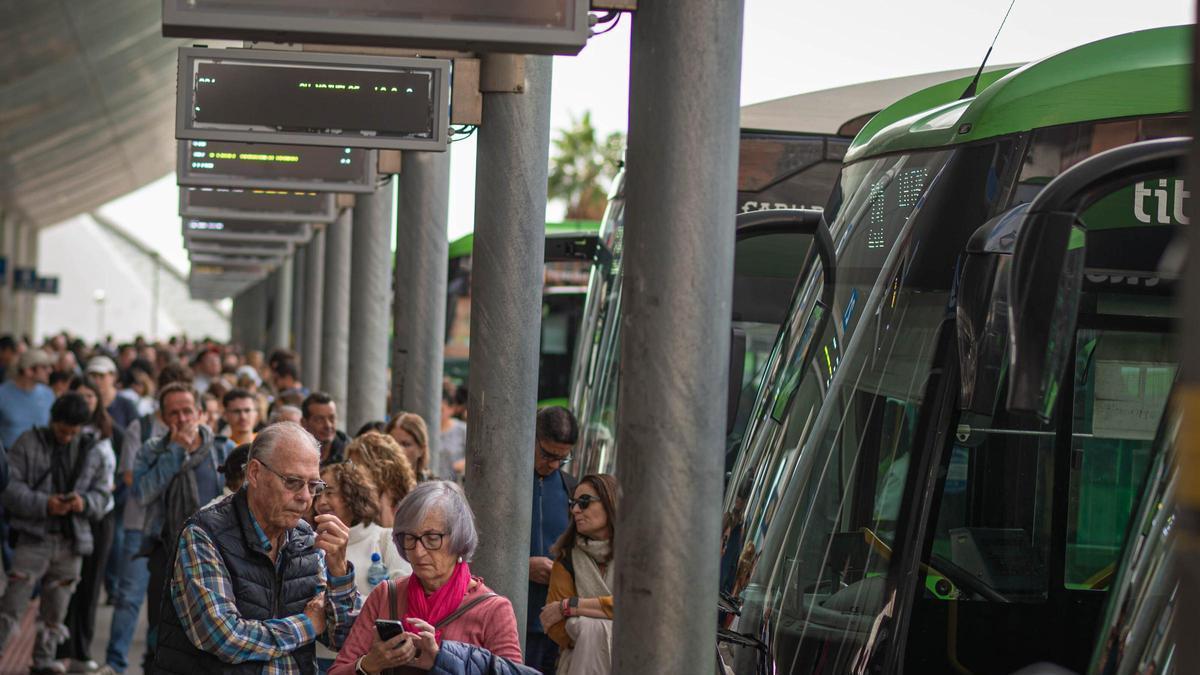 Pasajeros en cola en e Intercambiador de Transportes de Santa Cruz de Tenerife.