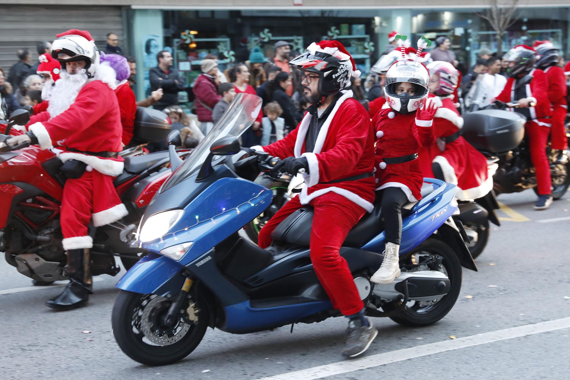 Papa Noel guarda los renos y saca la moto