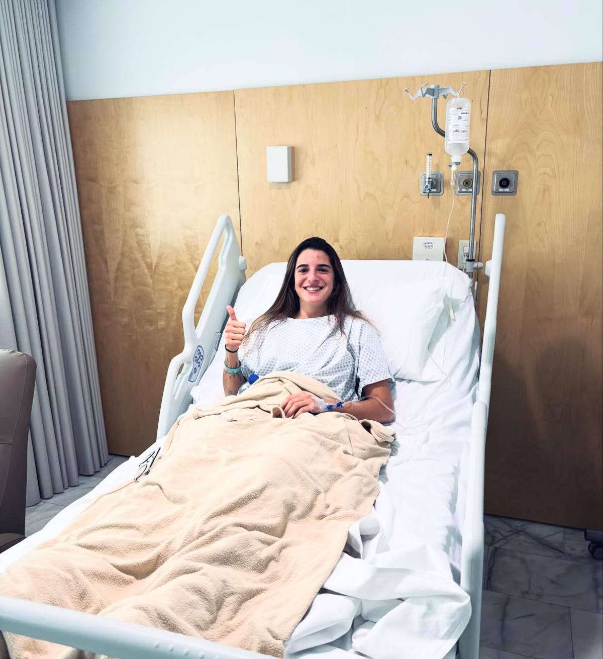 Andrea Recio tras su intervención en la rodilla