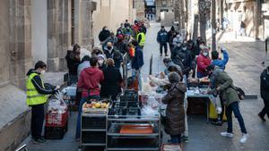 Reparto de alimentos en la parroquia de Sant Agustí de Barcelona, en enero pasado.