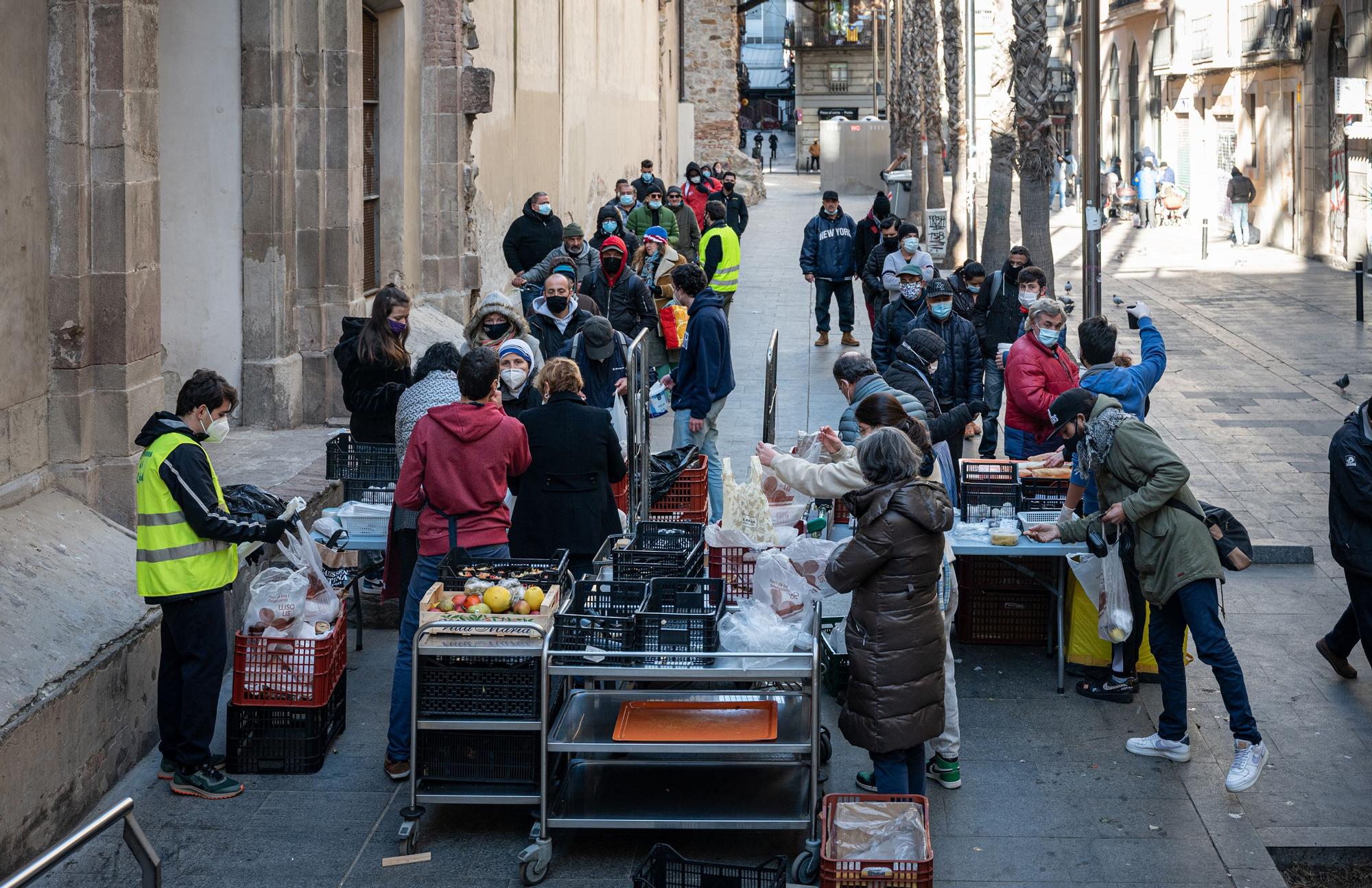 Reparto de alimentos en la parroquia de Sant Agustí de Barcelona, en enero pasado.