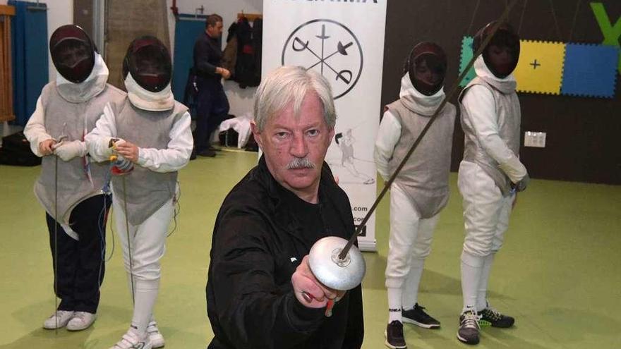 Felipe García, con varios de sus alumnos de la Escola Galega de Esgrima.