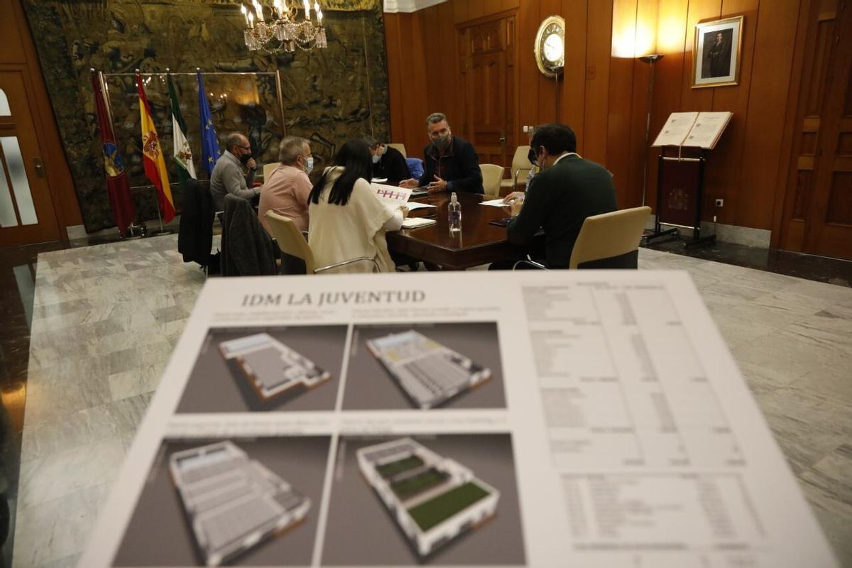 El alcalde de Córdoba, José María Bellido, y el teniente de alcalde delegado de Deportes, Manuel Torrejimeno, se han reunido hoy con representantes del Consejo de Distrito Sur y del Consejo del Movimiento Ciudadano para presentarles el proyecto del Pabellón de la Juventud