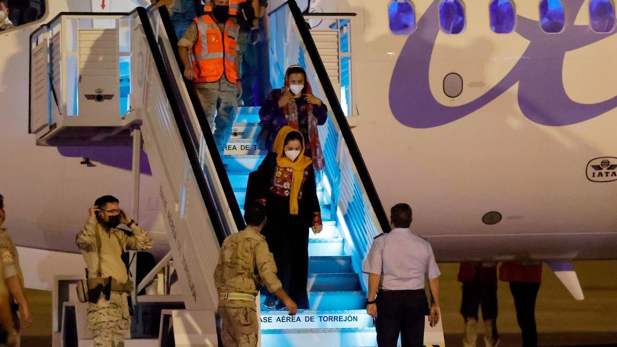 Aterrizaje en la base aérea de Torrejón de Ardoz del séptimo avión con evacuados de Afganistán, el quinto fletado por España, este domingo.