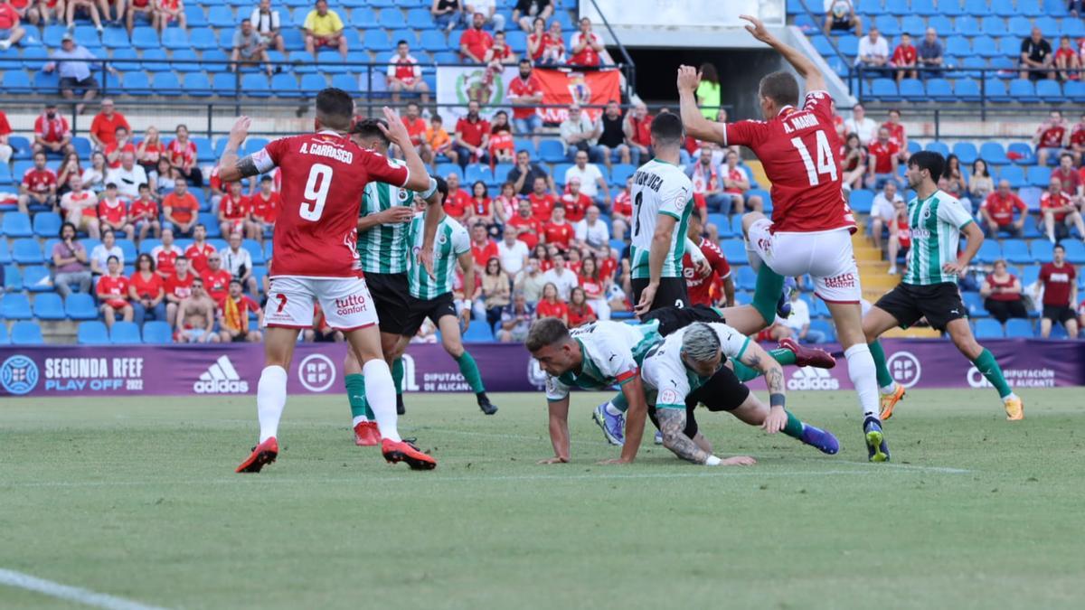 Andrés Carrasco y Alberto González en el choque en el Rico Pérez