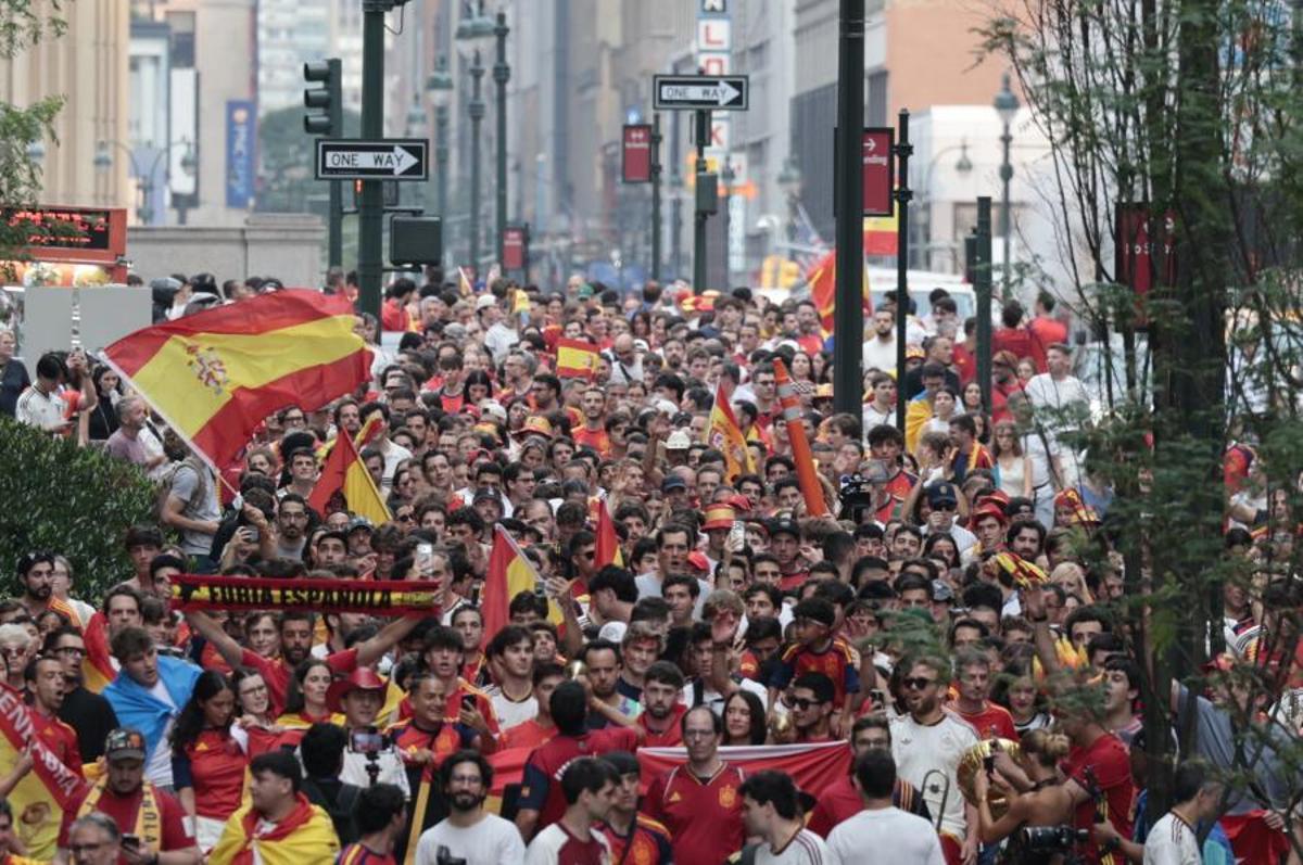Aficionados de la selección española y  argentina de fútbol  toman Times Square antes de la final de la Copa del Mundo.