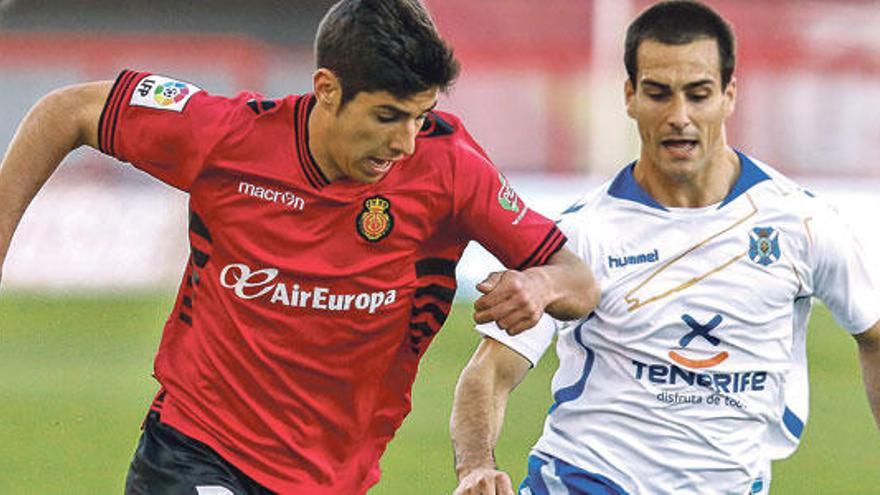 Marco Asensio conduce el balón en una acción del partido de ayer ante el Tenerife.