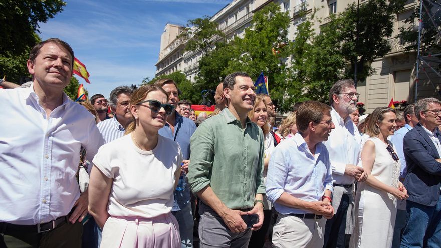 Juanma Moreno en Madrid en una manifestación