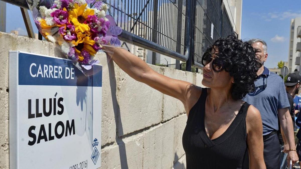 María, la madre de Luis Salom, descubre la calle dedicada al piloto