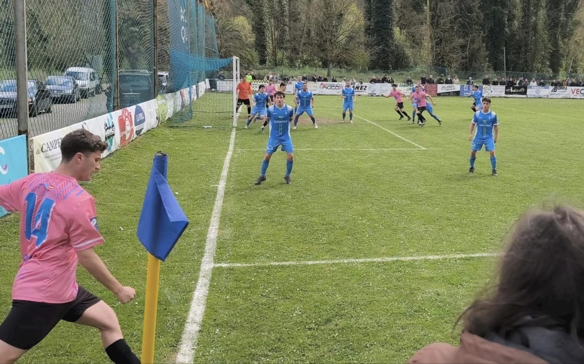 Un momento del partido del Cornellana.