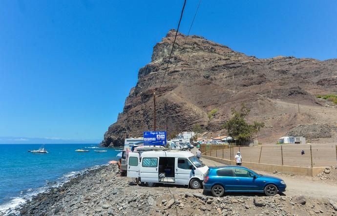 29-08-2020 MOGÁN. Coches aparacados en el barranco junto a la playa de Tasarte y usuarios. Fotógrafo: ANDRES CRUZ  | 29/08/2020 | Fotógrafo: Andrés Cruz