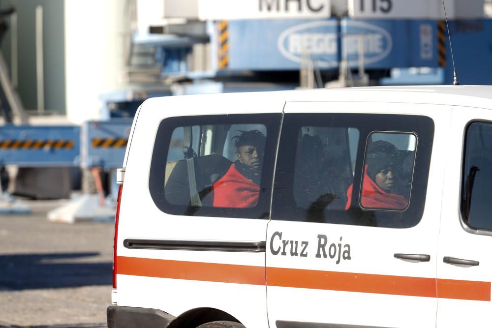 Llegan al puerto de Málaga, 72 inmigrantes ...