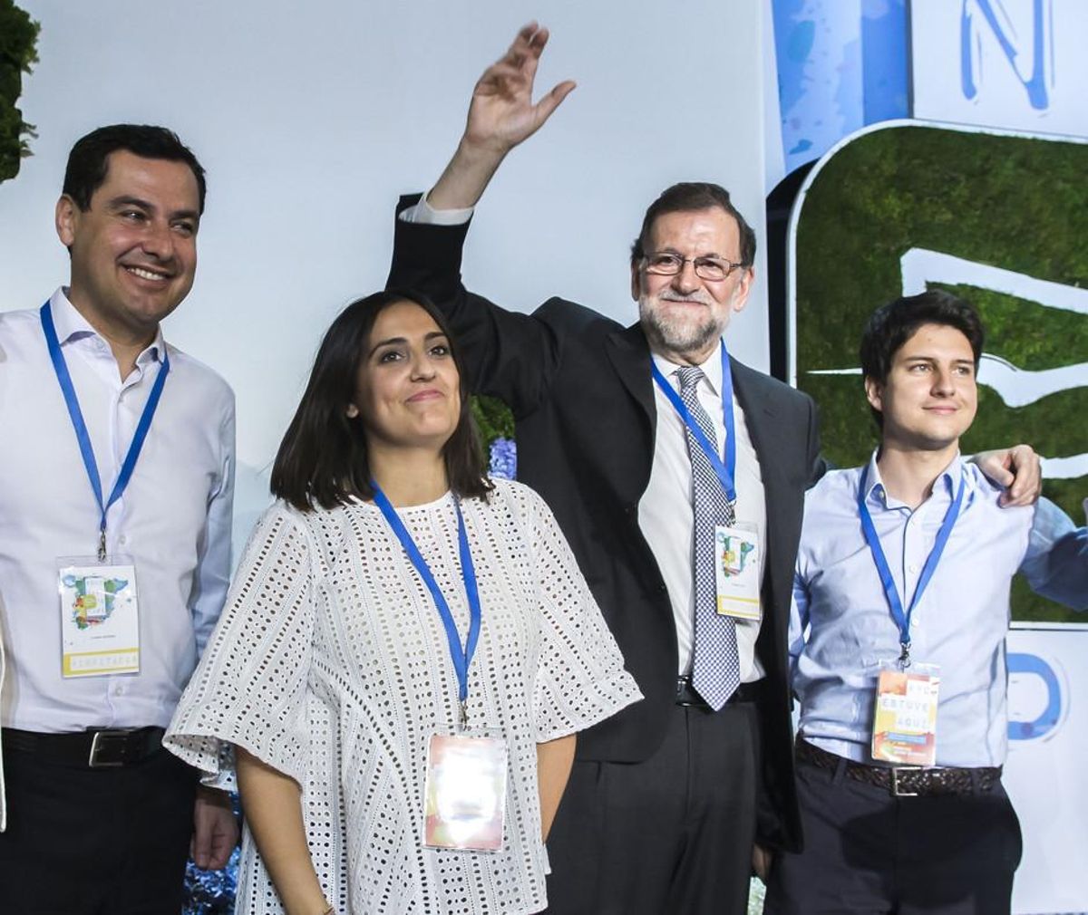 GRA353. SEVILLA, 21/04/2017.- El presidente del Gobierno y del Partido Popular, Mariano Rajoy (2d), junto al líder del PP-A, Juanma Moreno (i), durante la inauguración esta tarde del XIV Congreso Nacional de Nuevas Generaciones (NNGG) que se celebra en Sevilla, donde saldrá elegido Diego Gago (d) como líder de esta organización juvenil en sustitución de Beatriz Jurado (i). EFE/Raúl Caro