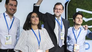 GRA353. SEVILLA, 21/04/2017.- El presidente del Gobierno y del Partido Popular, Mariano Rajoy (2d), junto al líder del PP-A, Juanma Moreno (i), durante la inauguración esta tarde del XIV Congreso Nacional de Nuevas Generaciones (NNGG) que se celebra en Sevilla, donde saldrá elegido Diego Gago (d) como líder de esta organización juvenil en sustitución de Beatriz Jurado (i). EFE/Raúl Caro