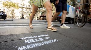Campanya anònima contra el turisme i els veïns de la Barceloneta que lloguen habitacions.