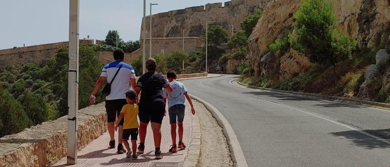 Compromís denuncia "el abandono" del Castillo de Santa Bárbara en plena temporada turística