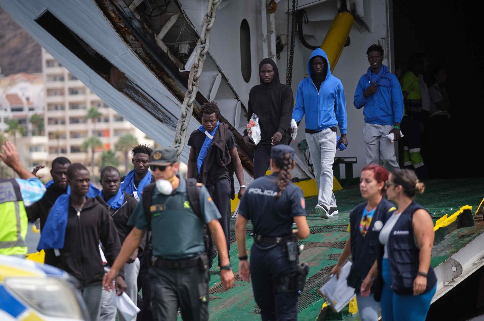 Llegada del ferry Armas con migrantes desde El Hierro