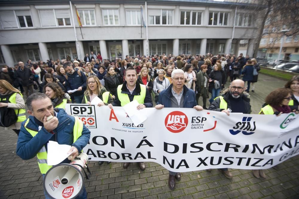 Centenares de funcionarios de la Administración de Justicia han marchado por las calles de A Coruña y otras ciudades gallegas para reivindicar mejoras salariales y sociales.