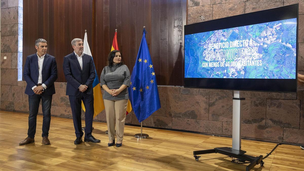 Narvay Quintero, Fernando Clavijo y Mari Brito durante la presentación del plan